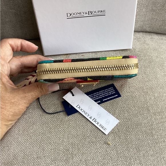 Dooney & Bourke Art Deco Large Zip around credit card case. NWT in Black - Picture 3 of 13